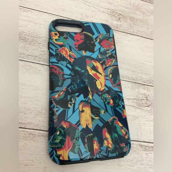 Marvel Avengers IPhone 7/8 Plus Case by Otterbox Slightly Used - Picture 8 of 11